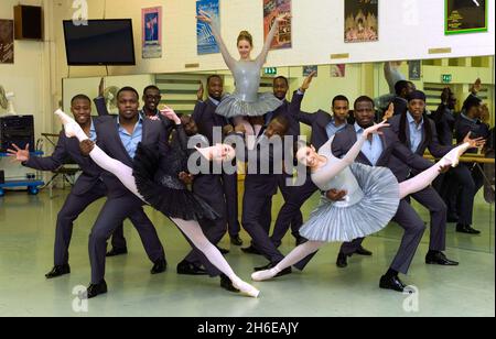 I ballerini e i ballerini del National Ballet inglese si posano insieme agli studi del National Ballet inglese di Londra, per mostrare la loro prossima collaborazione del 2012 che unisce Street dance, acrobazie e balletto. Foto Stock