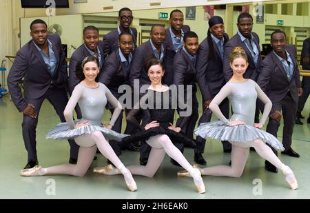 I ballerini e i ballerini del National Ballet inglese si posano insieme agli studi del National Ballet inglese di Londra, per mostrare la loro prossima collaborazione del 2012 che unisce Street dance, acrobazie e balletto. Foto Stock