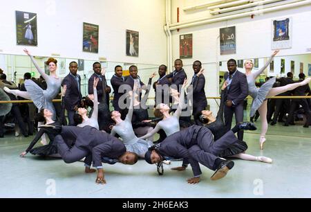 I ballerini e i ballerini del National Ballet inglese si posano insieme agli studi del National Ballet inglese di Londra, per mostrare la loro prossima collaborazione del 2012 che unisce Street dance, acrobazie e balletto. Foto Stock