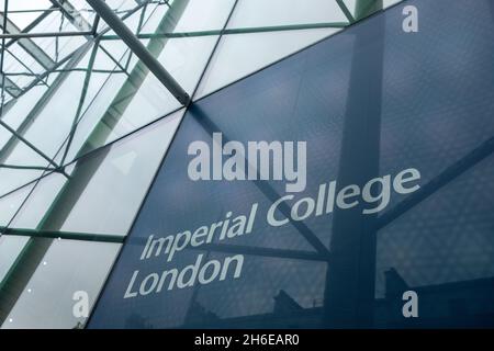 Londra - Novembre 2021: Imperial College London, un famoso cartello con la facciata dell'università britannica sull'edificio del campus di South Kensington Foto Stock