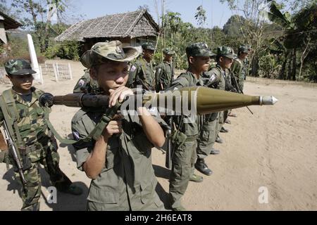 12/01/12 il governo del Myanmar e uno dei gruppi etnici ribelli più importanti del paese hanno firmato oggi un cessate il fuoco dopo decenni di combattimenti, l'ultimo nelle apparenti offerte di riforma del paese. Una delegazione di ministri della capitale Naypyidaw e alti membri dell'Unione Nazionale di Karen (KNU) ha firmato il patto in hPa-an, la capitale dello stato orientale di Karen, teatro di una delle più lunghe guerre civili al mondo. Foto mostra: L'esercito ribelle Karen in pattuglia al confine tra thailandia e birmania Foto Stock