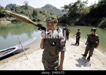 12/01/12 il governo del Myanmar e uno dei gruppi etnici ribelli più importanti del paese hanno firmato oggi un cessate il fuoco dopo decenni di combattimenti, l'ultimo nelle apparenti offerte di riforma del paese. Una delegazione di ministri della capitale Naypyidaw e alti membri dell'Unione Nazionale di Karen (KNU) ha firmato il patto in hPa-an, la capitale dello stato orientale di Karen, teatro di una delle più lunghe guerre civili al mondo. Foto mostra: L'esercito ribelle Karen in pattuglia al confine tra thailandia e birmania Foto Stock