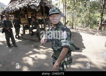 12/01/12 il governo del Myanmar e uno dei gruppi etnici ribelli più importanti del paese hanno firmato oggi un cessate il fuoco dopo decenni di combattimenti, l'ultimo nelle apparenti offerte di riforma del paese. Una delegazione di ministri della capitale Naypyidaw e alti membri dell'Unione Nazionale di Karen (KNU) ha firmato il patto in hPa-an, la capitale dello stato orientale di Karen, teatro di una delle più lunghe guerre civili al mondo. Foto mostra: L'esercito ribelle Karen in pattuglia al confine tra thailandia e birmania Foto Stock