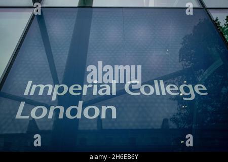 Londra - Novembre 2021: Imperial College London, un famoso cartello con la facciata dell'università britannica sull'edificio del campus di South Kensington Foto Stock