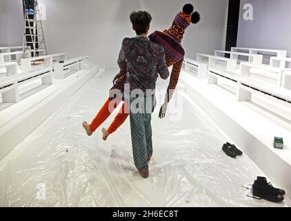 Vista generale della preparazione alle collezioni londinesi: Mostre maschili. I manichini sono vestiti in abiti da designer londinesi. London Collections: Men è uno sviluppo della giornata del menÃ•alla London Fashion Week, che è cresciuta in termini di statura e contenuto nonostante si siedano al di fuori del tradizionale calendario maschile. Questa nuova vetrina sottolinea sia l importanza creativa e commerciale dei marchi di BritainÃ•e dei talenti emergenti, sia il ricco panorama culturale che contribuisce all ispirazione e al successo di questo settore. Foto Stock