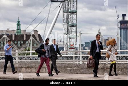 Jeff Moore 22/06/12 Bus strike a Londra i pendolari fanno il loro modo di lavorare come lo sciopero colpisce i londinesi questa mattina Ã¢Â€Â¦.. Camminatori e ciclisti sul ponte di Waterloo Foto Stock