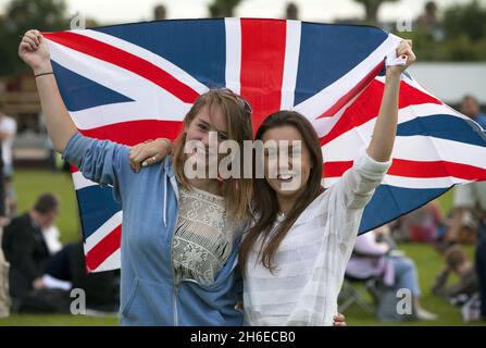 I fan di Wimbledon Charlie Brown e Annabel Quick both16 di Claygate si preparano per la partita Andy Murrays Center Court durante il giorno 2 di Wimbledon. Foto Stock