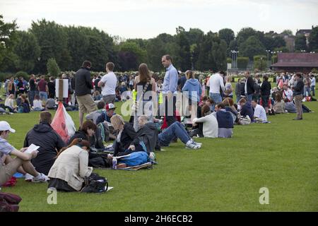 Gli appassionati di tennis si preparano per la partita Andy Murrays Center Court durante il giorno 2 di Wimbledon. Foto Stock