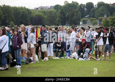 Gli appassionati di tennis si preparano per la partita Andy Murrays Center Court durante il giorno 2 di Wimbledon. Foto Stock