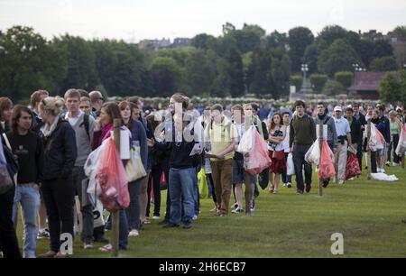 Gli appassionati di tennis si preparano per la partita Andy Murrays Center Court durante il giorno 2 di Wimbledon. Foto Stock