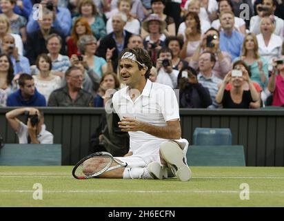 Roger Federer in azione contro Andrew Murray nella finale di tennis maschile di Wimbledon questo pomeriggio. Foto Stock