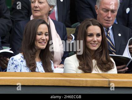 Kate e Pippa Middleton sono raffigurati alla finale maschile di Wimbledon tra Andy Murray e Roger Federer questo pomeriggio Foto Stock