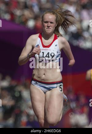 L'atleta paralimpico britannico Sally Brown si appresenta alla finale T46 di 100 metri durante i London 2012 Paralimpic Games di Londra Foto Stock