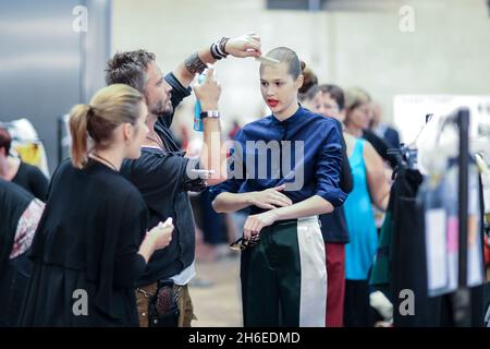 Un backstage modello prima dello spettacolo della passerella Henry Holland durante la London Fashion Week Foto Stock