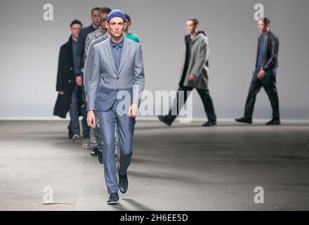 Un modello sulla pista alla sfilata Richard Nicoll al Mens London Fashion Week. Foto Stock