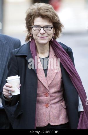 L'ex moglie Vicky Pryce di Chris Huhne arriva alla corte della corona di Southwark Today.The ex ministro del gabinetto ora ha rinunciato come un MP dopo aver supplicato colpevole di pervertire il corso della giustizia. Foto Stock