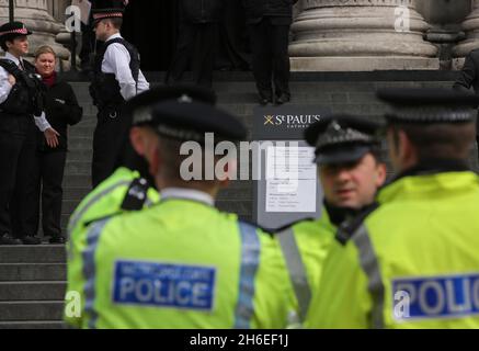 La presenza e la sicurezza della polizia sono aumentate nella Cattedrale di St Paul a Londra questo pomeriggio (tues) davanti ai funerali di Margaret Thatcher domani (mer). Foto Stock