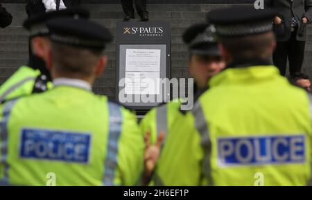 La presenza e la sicurezza della polizia sono aumentate nella Cattedrale di St Paul a Londra questo pomeriggio (tues) davanti ai funerali di Margaret Thatcher domani (mer). Foto Stock