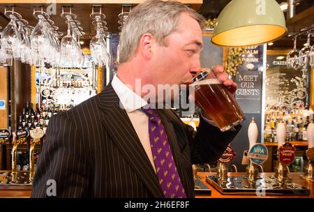 Il leader dell'UKIP Nigel Farage gode di una pinta nel pub Marchese di Granby a Londra questo pomeriggio dopo il successo del suo partito nelle elezioni locali. Foto Stock