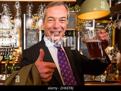 Il leader dell'UKIP Nigel Farage gode di una pinta nel pub Marchese di Granby a Londra questo pomeriggio dopo il successo del suo partito nelle elezioni locali. Foto Stock