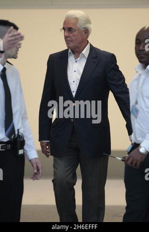 Max Clifford lascia Westminster Magistrates Court con sua moglie. Il guru del fotoricettore è caricato con 11 conteggi dell'assalto indecente contro le ragazze teenage. Foto Stock