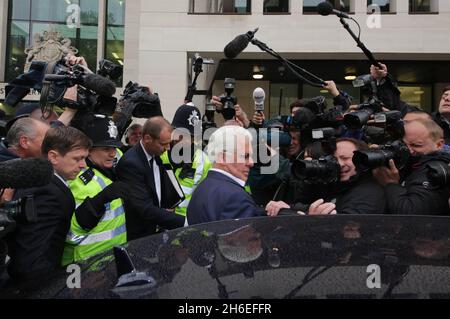 Max Clifford lascia Westminster Magistrates Court con sua moglie. Il guru del fotoricettore è caricato con 11 conteggi dell'assalto indecente contro le ragazze teenage. Foto Stock