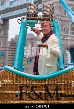 Stephen Fry e il capo esecutivo di Fortnum, Ewan Venters porta il tè a nuovi livelli mentre lanciano un concorso, accanto al Tower Bridge di Londra, per i clienti che vincono il tè per due nella mongolfiera di Fortnum Foto Stock