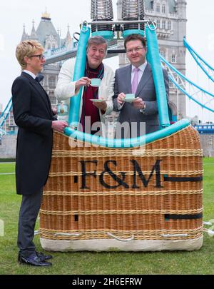 Stephen Fry e il capo esecutivo di Fortnum, Ewan Venters porta il tè a nuovi livelli mentre lanciano un concorso, accanto al Tower Bridge di Londra, per i clienti che vincono il tè per due nella mongolfiera di Fortnum Foto Stock