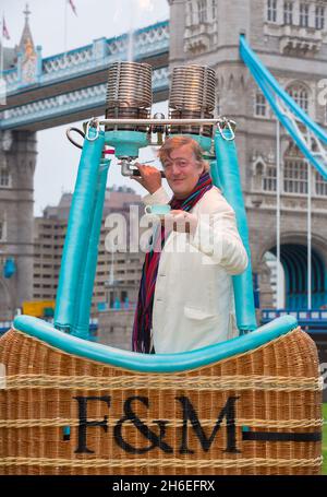 Stephen Fry e il capo esecutivo di Fortnum, Ewan Venters porta il tè a nuovi livelli mentre lanciano un concorso, accanto al Tower Bridge di Londra, per i clienti che vincono il tè per due nella mongolfiera di Fortnum Foto Stock