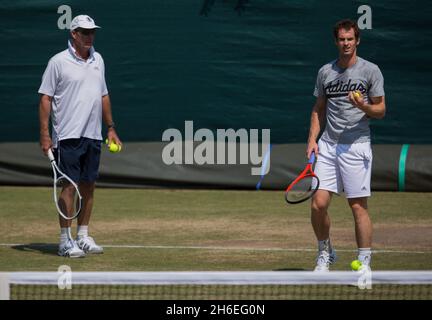 Andy Murray della Gran Bretagna si pratica con l'allenatore Ivan Lendl prima della finale di tennis di Wimbledon Foto Stock