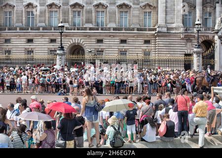 I membri del pubblico sono raffigurati fuori da Buckingham Palace prima dell'arrivo del bambino reale. Foto Stock