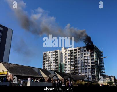 I vigili del fuoco affrontano un bizzarri in un blocco residenziale di appartamenti al largo di Broadmead Road a Woodford, Londra orientale. Foto Stock