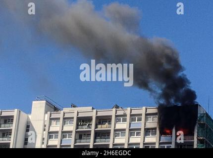 I vigili del fuoco affrontano un bizzarri in un blocco residenziale di appartamenti al largo di Broadmead Road a Woodford, Londra orientale. Foto Stock