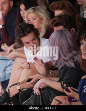 Harry Styles , Nick Grimshaw, Ellie Golding, Kelly Osborne , Alexa Chung e Pixie Geldof sono raffigurati alla mostra House of Holland Catwalk presso la Goldsmiths Hall di Londra Foto Stock