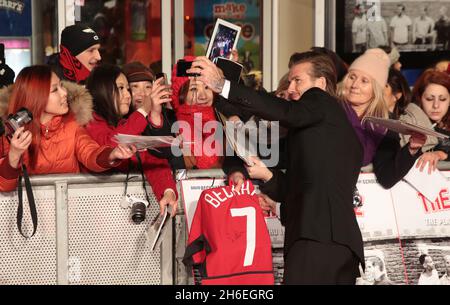 David Beckham partecipa questa sera alla prima mondiale della Classe del 92 all'Odean West End di Londra. Foto Stock