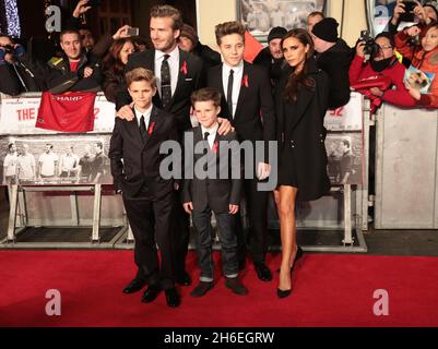 David e Victoria Beckham e i loro figli Brooklyn, Romeo e Cruz presenziano alla prima mondiale della classe del 92 si sono svolte presso l'Odeon West End di Londra questa sera. Foto Stock