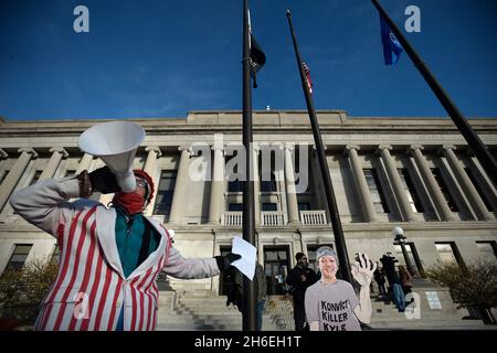 Kenosha, Wisconsin, Stati Uniti. 15 Nov 2021. Bill Gregory, di Kenosha, usa un corno come dimostra davanti al tribunale della contea di Kenosha a Kenosha, Wisconsin, lunedì 15 novembre 2021. (Credit Image: © Sean Krajacic/The Kenosha News-POOL via ZUMA Press Wire) Foto Stock