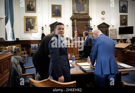 Kenosha, Wisconsin, Stati Uniti. 15 Nov 2021. Klyle Rittenhouse, centro, si porta al suo posto all'inizio della giornata al tribunale della contea di Kenosha, Wisconsin, lunedì 15 novembre 2021. (Credit Image: © Sean Krajacic/The Kenosha News-POOL via ZUMA Press Wire) Foto Stock