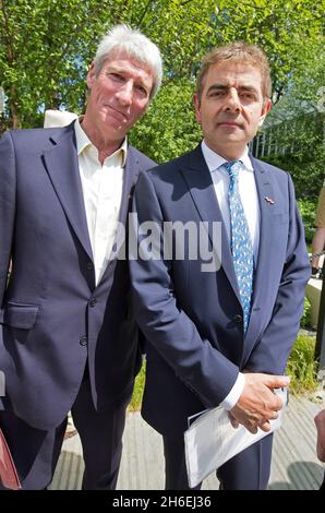 Jeremy PAXMAN e Rowan Atkinson partecipano al Salone dei Fiori RHS Chelsea a Chelsea, Londra. Foto Stock