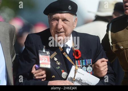 I veterani e i membri della famiglia visitano il cimitero britannico di Bayeux, in Normandia, in Francia, come parte del settantesimo anniversario del D-DAY. Foto Stock