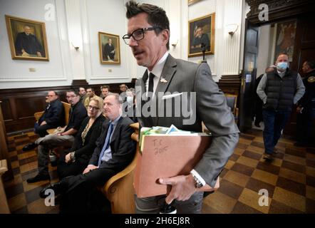 Kenosha, Wisconsin, Stati Uniti. 15 Nov 2021. Il procuratore del distretto assistente Thomas Binger entra nella sala di giustizia presso il tribunale della contea di Kenosha a Kenosha, Wisconsin, lunedì 15 novembre 2021. (Credit Image: © Sean Krajacic/The Kenosha News-POOL via ZUMA Press Wire) Foto Stock