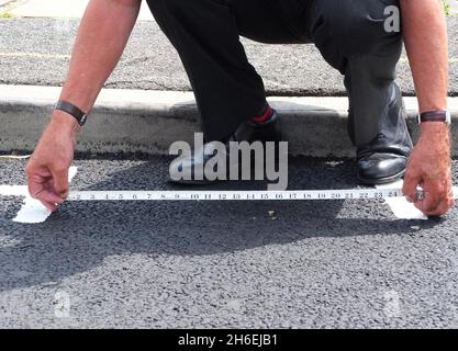 I residenti locali in Francis Avenue a Feltham, Middlesex sono stati lasciati sconcertati dopo che i lavoratori per Hounslow Borough Council hanno segnato la loro strada con un parcheggio che misura solo 24' di larghezza. Il proprietario di casa David Bull, 67, ha detto "i lavoratori stavano marcando la strada per impedire alle persone di parcheggiare sopra le nostre unità, ma quando hanno fatto questo ho pensato che fosse una barzelletta". "Non è stato fino a quando non sono partiti che ho capito che era per reale. Sono andato e ho ottenuto il mio metro a nastro e misurato la larghezza come 24 pollici. Abbastanza grande da parcheggiare la mia vettura Bentley modello" Foto Stock