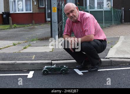 I residenti locali in Francis Avenue a Feltham, Middlesex sono stati lasciati sconcertati dopo che i lavoratori per Hounslow Borough Council hanno segnato la loro strada con un parcheggio che misura solo 24' di larghezza. Il proprietario di casa David Bull, 67, ha detto "i lavoratori stavano marcando la strada per impedire alle persone di parcheggiare sopra le nostre unità, ma quando hanno fatto questo ho pensato che fosse una barzelletta". "Non è stato fino a quando non sono partiti che ho capito che era per reale. Sono andato e ho ottenuto il mio metro a nastro e misurato la larghezza come 24 pollici. Abbastanza grande da parcheggiare la mia vettura Bentley modello" Foto Stock