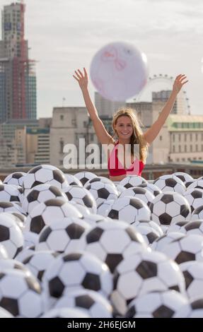 Virgin Media ha creato una piscina con 20,064 palline sportive sul tetto di One New Change di Londra per celebrare l'uscita dei suoi nuovi pacchetti sportivi. Foto Stock