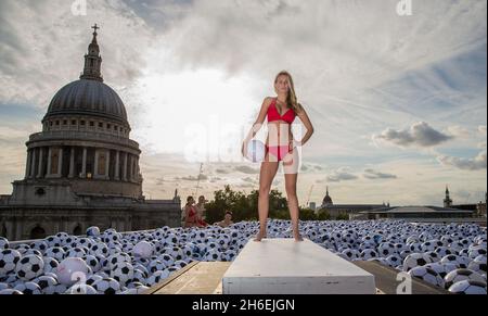 Virgin Media ha creato una piscina con 20,064 palline sportive sul tetto di One New Change di Londra per celebrare l'uscita dei suoi nuovi pacchetti sportivi. Foto Stock