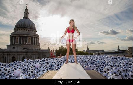 Virgin Media ha creato una piscina con 20,064 palline sportive sul tetto di One New Change di Londra per celebrare l'uscita dei suoi nuovi pacchetti sportivi. Foto Stock