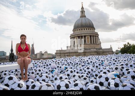 Virgin Media ha creato una piscina con 20,064 palline sportive sul tetto di One New Change di Londra per celebrare l'uscita dei suoi nuovi pacchetti sportivi. Foto Stock