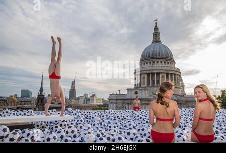 Virgin Media ha creato una piscina con 20,064 palline sportive sul tetto di One New Change di Londra per celebrare l'uscita dei suoi nuovi pacchetti sportivi. Foto Stock