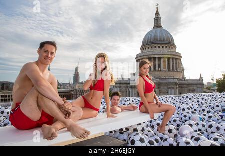 Virgin Media ha creato una piscina con 20,064 palline sportive sul tetto di One New Change di Londra per celebrare l'uscita dei suoi nuovi pacchetti sportivi. Foto Stock