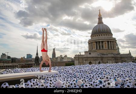 Virgin Media ha creato una piscina con 20,064 palline sportive sul tetto di One New Change di Londra per celebrare l'uscita dei suoi nuovi pacchetti sportivi. Foto Stock